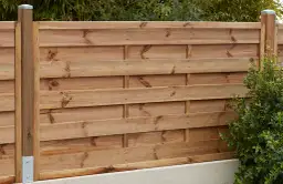 Jak wzmocnić płot lamelowy przed wiatrem, aby uniknąć zniszczeń