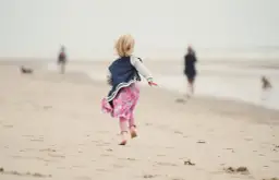 Jak biura podróży liczą wiek dziecka i jakie to ma konsekwencje