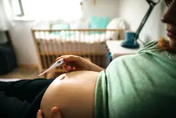 Pierwszy trymestr i przeziębienie: Co bezpieczne dla Ciebie i dziecka?