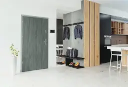 Jakie drzwi do mieszkania w bloku wybrać, aby uniknąć hałasu?