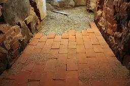 Co na podłogę w piwnicy? Najlepsze materiały odporne na wilgoć