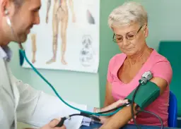 Wysokie ciśnienie: którego lekarza wybrać, by uniknąć powikłań?