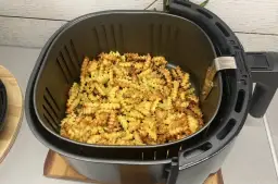 Chrupiące frytki karbowane prosto z frytkownicy beztłuszczowej. Idealne do szybkich przekąsek i jako dodatek do dań. Odkryj proste air fryer przepisy!