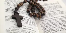 O której jest różaniec w kościele? Sprawdź godziny modlitwy w parafii