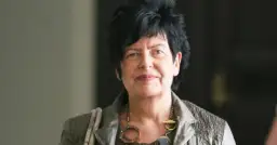 Joanna Senyszyn, choć chora, prezentuje się z godnością, nosząc wyrazisty naszyjnik.