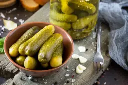  Ile soli do ogórków kiszonych? Przepis na idealną marynatę