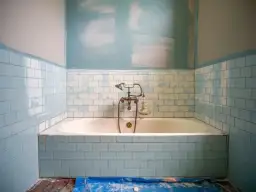 Jak pomalować kafelki w łazience - uniknij najczęstszych błędów