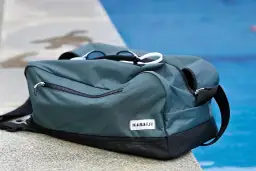 Zielona torba na basen dla dziecka z goglami na wierzchu, gotowa na wodne przygody.