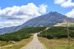 Którym szlakiem na Śnieżkę z Karpacza? Porównanie tras i trudności