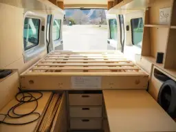 Samodzielna budowa łóżka do kampera: Praktyczny przewodnik DIY