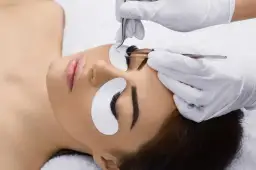 Przedłużanie rzęs w ciąży: Czy to bezpieczne dla Ciebie i dziecka?