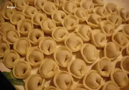 Jak zrobić domowe tortellini? Perfekcja od ciasta po farsz
