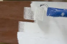 Jak malować meble z okleiny? Poradnik krok po kroku od eksperta!