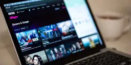 Ekran laptopa z interfejsem BBC iPlayer Polska, wyświetlający kategorie "Drama & Soaps" i okładki seriali takich jak "Red Rock".