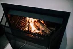 Jakie drewno najlepiej do kominka? Odkryj tajemnice efektywnego palenia