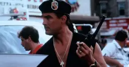 Steven Seagal w beretce i z naszyjnikiem, trzymający krótkofalówkę. W jakich filmach grał Steven Seagal?