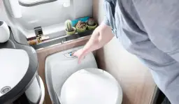 Jaka toaleta do kampera? Wybierz idealną i podróżuj komfortowo!