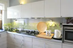 Ściana nad blatem w kuchni: Płytki, szkło, spiek? Wybierz mądrze!