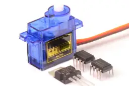 Niebieski serwomechanizm SG90 obok układów scalonych, gotowy do sterowania sygnałem PWM.