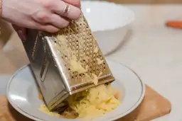 Czym zetrzeć ziemniaki na placki, aby uzyskać idealną konsystencję?