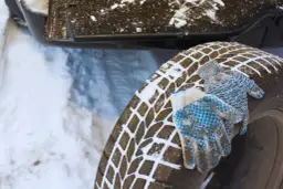 Kiedy zmienić opony zimowe na letnie? Sprawdź, zanim stracisz!