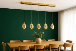 Eleganckie, złote lampy w kształcie jajek świeci pod sufitem nad drewnianym stołem.