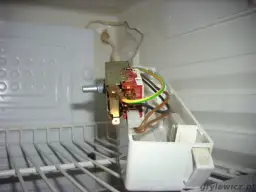 Jak sprawdzić termostat w lodówce? Diagnoza DIY i koszty naprawy.
