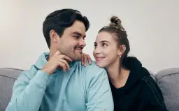 Pieszczoty w małżeństwie czy to grzech? Odkryj moralne aspekty intymności