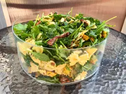 Sałatka z kurczakiem, rukolą i suszonymi pomidorami