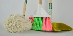 Co oznacza sen o sprzątaniu w cudzym domu - znaczenie i symbolika