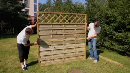 Płot lamelowy krok po kroku: Montaż, impregnacja i porady