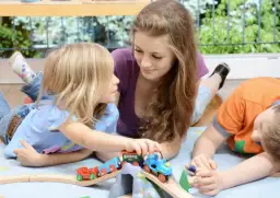 Opiekunka dziecięca gdzie może pracować – najlepsze miejsca zatrudnienia