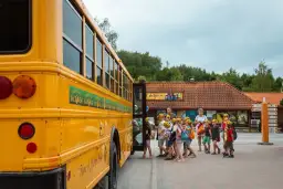 Co powinna robić opiekunka w autobusie, aby zapewnić bezpieczeństwo dzieci?