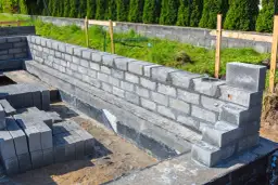 Budowa fundamentów z bloczków betonowych. Właściwe obliczenie ilości betonu na fundament to klucz do sukcesu.