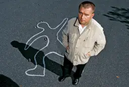 Detektyw analizuje ślady na miejscu zbrodni. Klucz do tego, jak stworzyć wiarygodny portret psychologiczny postaci w kryminale.