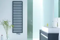 Jak wybrać grzejnik do łazienki w bloku, aby uniknąć zimna?