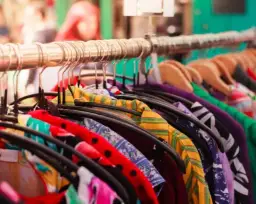 Gdzie kupić ubrania vintage? Odkryj najlepsze sklepy online