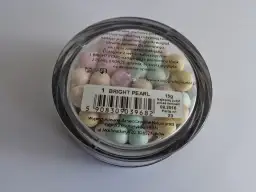 Perełki rozświetlające do twarzy - jak uzyskać promienny wygląd?