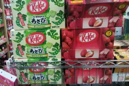 Pudełka Kit Kat o smaku wasabi i truskawki. Idealne, by przywieźć z Tokio nietypowe słodycze.