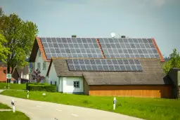 Fotowoltaika pod lupą: Czy zielona energia ma ciemne strony?