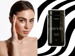 Kobieta z piegami i czarny słoiczek suplementu diety Carein na tle czarno-białych pasów.