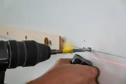 Wiercenie w bloku: Kiedy możesz hałasować? Prawo i zasady