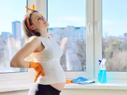 Mycie okien w ciąży: Kiedy odpuścić, a kiedy uważać?