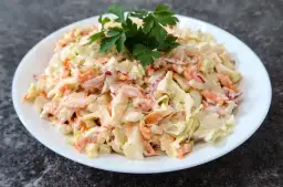 Jaki sos do surówki z kapusty pekińskiej? Oto najlepsze przepisy!