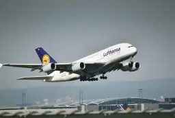 Lufthansa A380 startuje. Zastanawiasz się, ile można przewieźć alkoholu w samolocie?