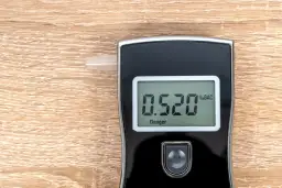 Badanie alkomatem: Czy jest legalne? Prawa kierowcy i pracownika