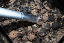 Gdzie wyrzucić popiół z grilla, aby uniknąć zagrożenia pożarowego?