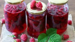 Słoiki z domowym syropem malinowym, idealne na zimę. Prosty przepis, jak zrobić syrop malinowy.