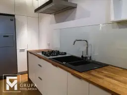 Ściana nad blatem w kuchni: Płytki, szkło, spiek - jaki materiał wybrać?