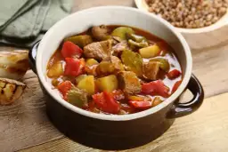 Jak przygotować idealny gulasz z wołowiny - sprawdzone przepisy i porady